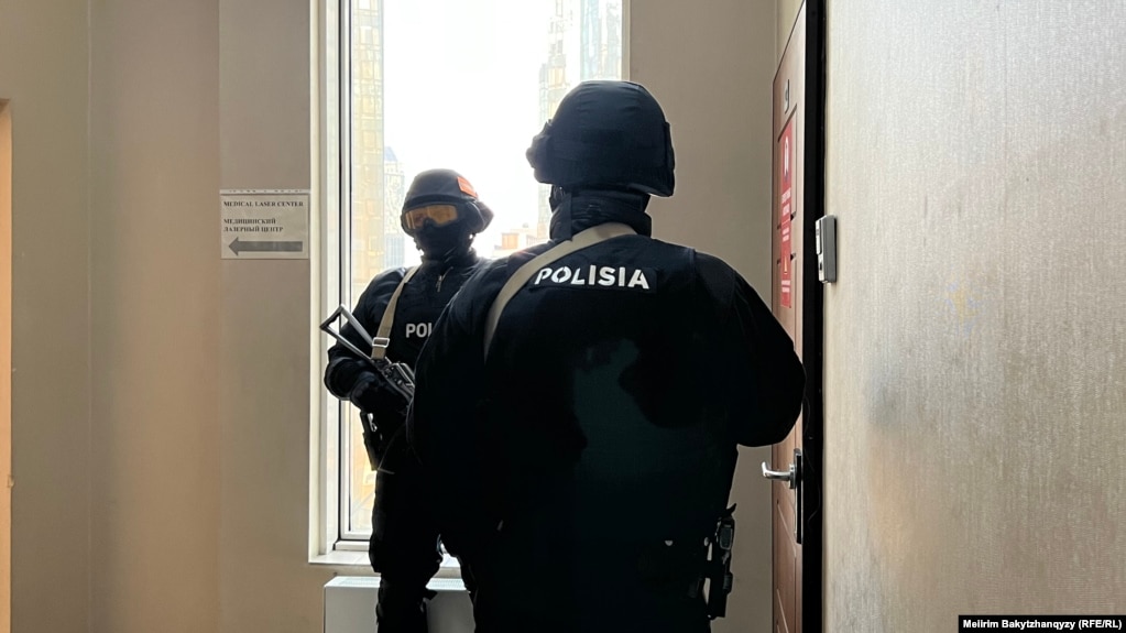 Полицейский спецназ у дверей редакции Orda.kz, внутри которой проходит обыск