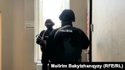 Полицейский спецназ у дверей редакции Orda.kz, внутри которой проходит обыск