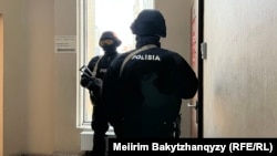 Orda.kz редакциясынын эшигинин алдында турган атайын багыттагы полиция кызматкерлери. Алматы шаары, 2025-жылдын 1-декабры.