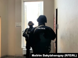 Orda.kz редакциясы есігінің сыртында тұрған қарулы полиция. Алматы, 1 желтоқсан, 2025 жыл.
