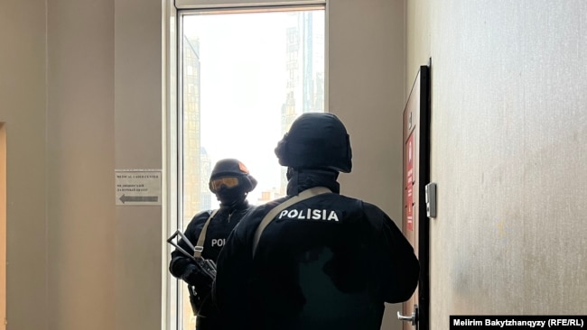 Полицейский спецназ у дверей редакции Orda.kz, внутри которой проходит обыск