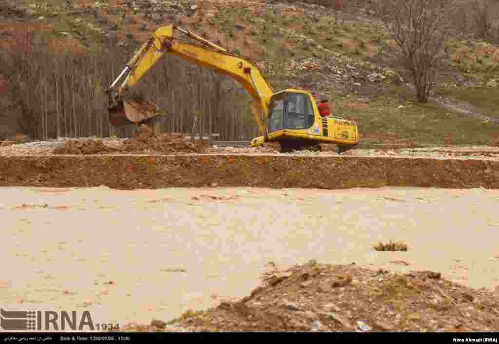 کوهرنگ در چهارمحال و بختیاری؛ دست&zwnj;کم یک روستای چهارمحال و بختیاری در پی وقوع سیل به صورت کامل زیر آب رفت.