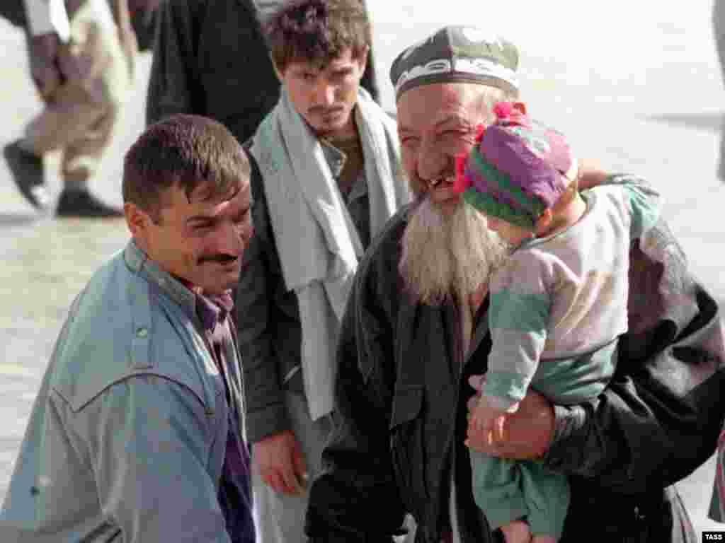 The implementation of the peace agreements allowed&nbsp;thousands of Tajik refugees to return to their native land in October 1997.