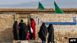 آرشیف، شماری از دانش‌آموزان دختر حین ورود به یکی از مراکز آموزشی