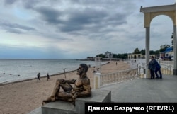 На набережній імені Горького в Євпаторії міфічний Геракл «під бронзу» байдужо «спостерігає» за поодинокими відпочивальниками на пляжах