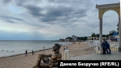 На набережной имени Горького мифический Геракл «под бронзу» лишь безучастно «наблюдал» за одинокими отдыхающими на пляжах