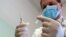 Szlávik János infektológus főorvos egy Pfizer és a BioNTech által kifejlesztett koronavírus elleni oltóanyaggal a Dél-pesti Centrumkórházban 2020. december 26-án.