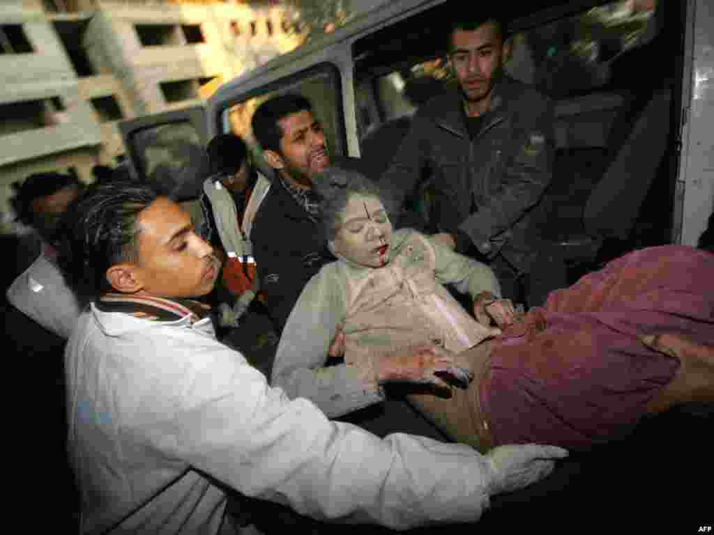 Palestina - Nastradala djevojčica u Gazi - Najmanje 800 ljudi poginulo je u pojasu Gaze a 3.330 ranjeno od početka izraelske vojne ofanzive. Vlada Izraela nastavlja ofanzivu u pojasu Gaze uprkos rezoluciji Vijeća sigurnosti UN kojom se poziva na prekid vatre.