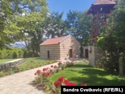 Porta crkve u Žerovnici, nadomak Zvečana, jun 2026.