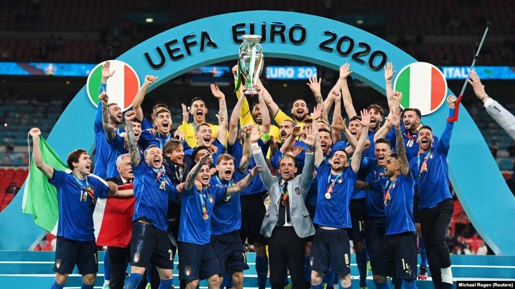 Lojtarët italianë festojnë fitoren e Euro 2020.