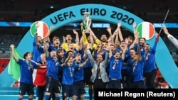 Lojtarët italianë festojnë fitoren e Euro 2020.