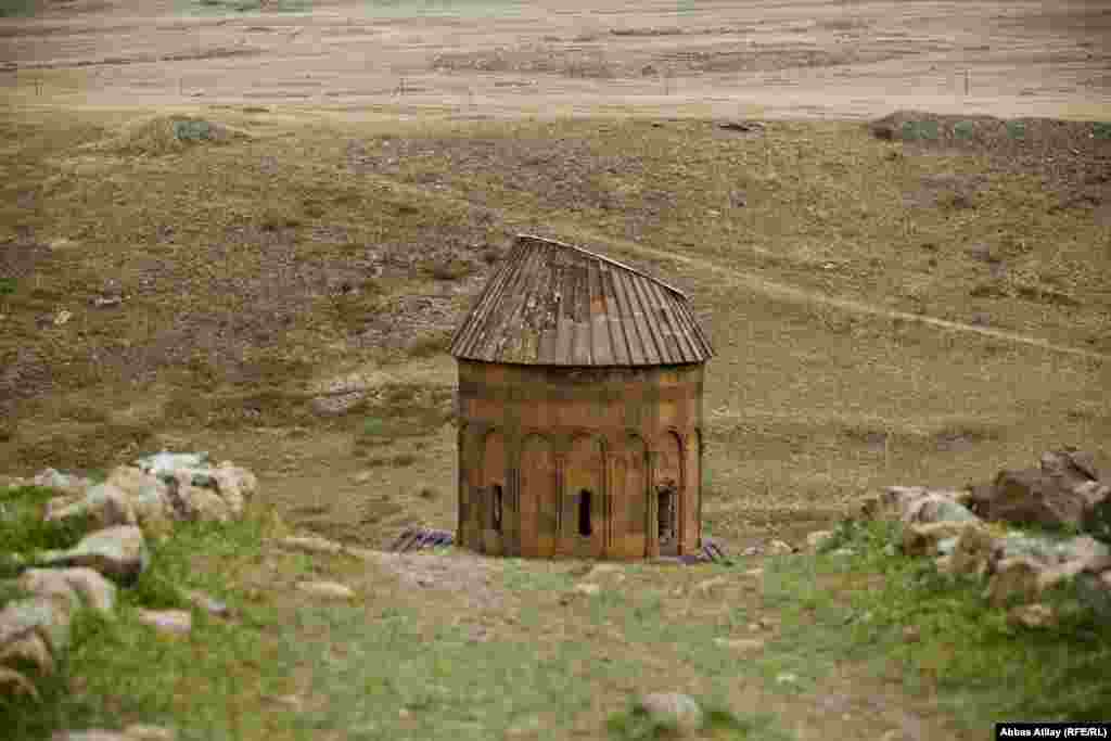 Şəddadilərdən sonra bu ərazi gürcü bəyləri tərəfində işğal edilmiş və həmin dövrdə bu kilsə inşa edilmişdir. Ərazidəki xristian abidələr əsasən bu dövrə təsadüf edir.