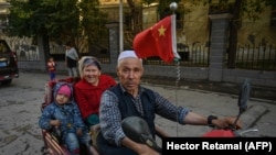 Familie de uyghuri din regiunea Xinjiang, din China, septembrie 2019.