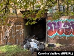  Отпадъци, струпани в непосредствена непосредственост до Блок 2 