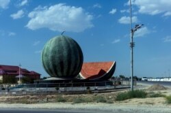 Samarkantyň girelgesinde garpyzyň äpet monumenti. Gawun-garpyzlar Özbegistan üçin esasy we ösýän eksport harytlarydyr.