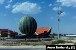 Óriási görögdinnyeszobor Szamarkand bejáratánál. A dinnye Üzbegisztán egyik legjelentősebb exportcikke