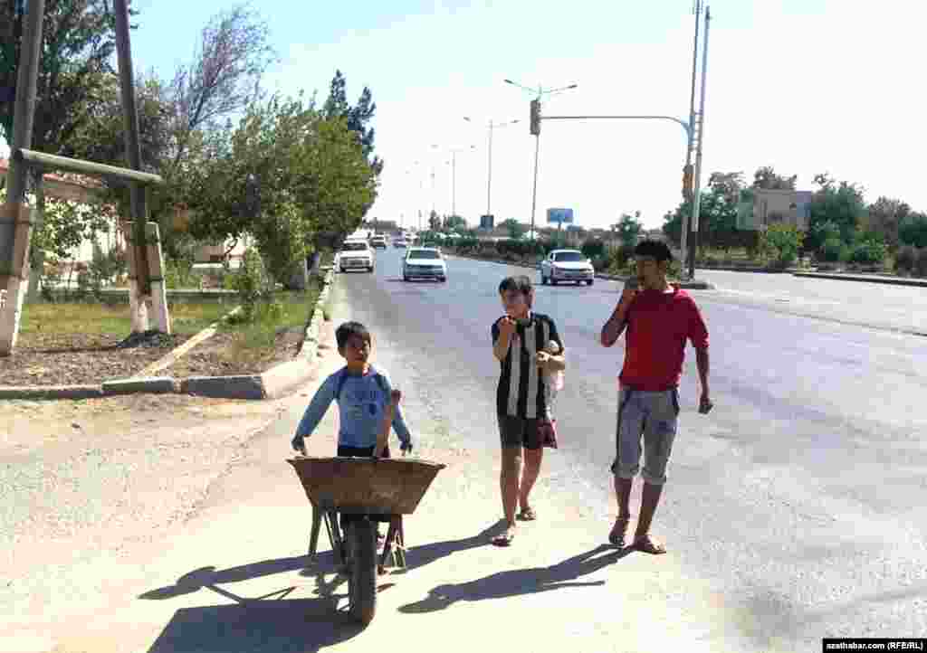 Aşgabatda kiçijik oglan özünden ululara kömek edýar.