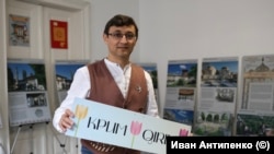 Амет Бекиров държи табела с надпис „Крим“.