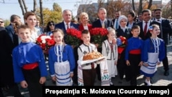 Vizita președintelui turc, Recep Tayyip Erdoğan (al treilea din dreapta), în Găgăuzia, întâmpinat de președintele de atunci al R. Moldova, Igor Dodon și bașcana Irina Vlah, octombrie 2018
