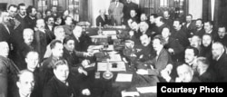 Ședința de constituire a Kominternului, 1919 (în centru - Vladimir Lenin, al doilea din dreapta, la capăt - Lev Troțki)