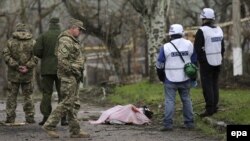 Спостерігачі ОБСЄ і вбитий унаслідок обстрілу сепаратистів боєць добровольчого полку Національної гвардії «Азов», Широкине, фото 18 квітня 2015 року