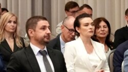 Eurodeputatul AUR Adrian George Axinia (stânga) și Victoria Furtună (dreapta) la conferința MEGA (Make Europe Great Again) de la Chisinău. 28 iulie 2025.