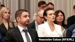 Eurodeputatul AUR Adrian George Axinia (stânga) și Victoria Furtună (dreapta) la conferința MEGA (Make Europe Great Again) de la Chisinău. 28 iulie 2025.