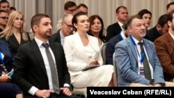 Participanți la un eveniment de luni din cadrul conferinței MEGA (Make Europe Great Again)