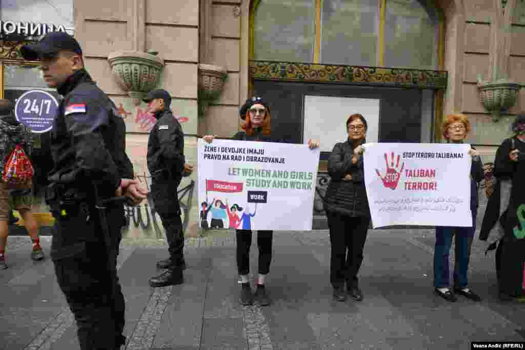 Aktivistkinje i aktivisti su stajali držeći transparente sa porukama &ldquo;Pravda za žene u Avganistanu&ldquo;, &bdquo;Stop teroru talibana&ldquo;, &bdquo;Žene i devojke imaju pravo na rad i obrazovanje&ldquo;. &nbsp;