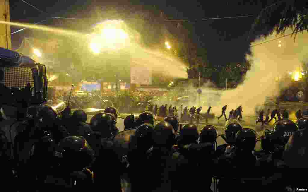 Poliția georgiană utilizează tunuri cu apă și gaz lacrimogen în cursul unor ciocniri cu protestatari la Tbilisi, la 26 mai 2011. Forțele de poliție au dispersat cîteva sute de manifestanți care cereau demisia președintelui Mikheil Saakashvili.