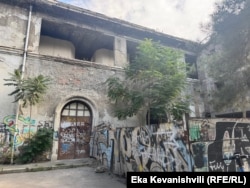 სკოლის უკან დგას ცხინვალის ივანე მაჩაბლის სახელობის თეატრის კუთვნილი შენობა.