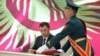 Президент Садыр Жапаров подписывает новую Конституцию. 5 мая 2021 года. 