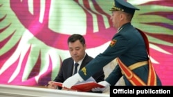 Президент Садыр Жапаров подписывает новую Конституцию. 5 мая 2021 года.
