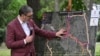Predsedik Srbije Aleksandar Vučić pokazuje trasu novog puta "Vožd Karađorđe", kojeg će graditi kineska kompanija Šandong, 7. maj 2026. 