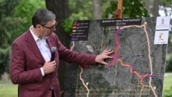 Predsedik Srbije Aleksandar Vučić pokazuje trasu novog puta "Vožd Karađorđe", kojeg će graditi kineska kompanija Šandong, 7. maj 2026. 