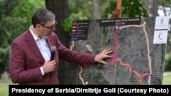Predsedik Srbije Aleksandar Vučić pokazuje trasu novog puta "Vožd Karađorđe", kojeg će graditi kineska kompanija Šandong, 7. maj 2026. 
