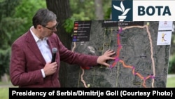 Presidenti i Serbisë, Aleksandar Vuçiq, duke treguar itinerarin e rrugës së re "Vozhd Karagjorgje", e cila do të ndërtohet nga kompania kineze, Shandong, më 7 maj 2026.