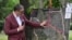 Predsedik Srbije Aleksandar Vučić pokazuje trasu novog puta "Vožd Karađorđe", kojeg će graditi kineska kompanija Šandong, 7. maj 2026. 