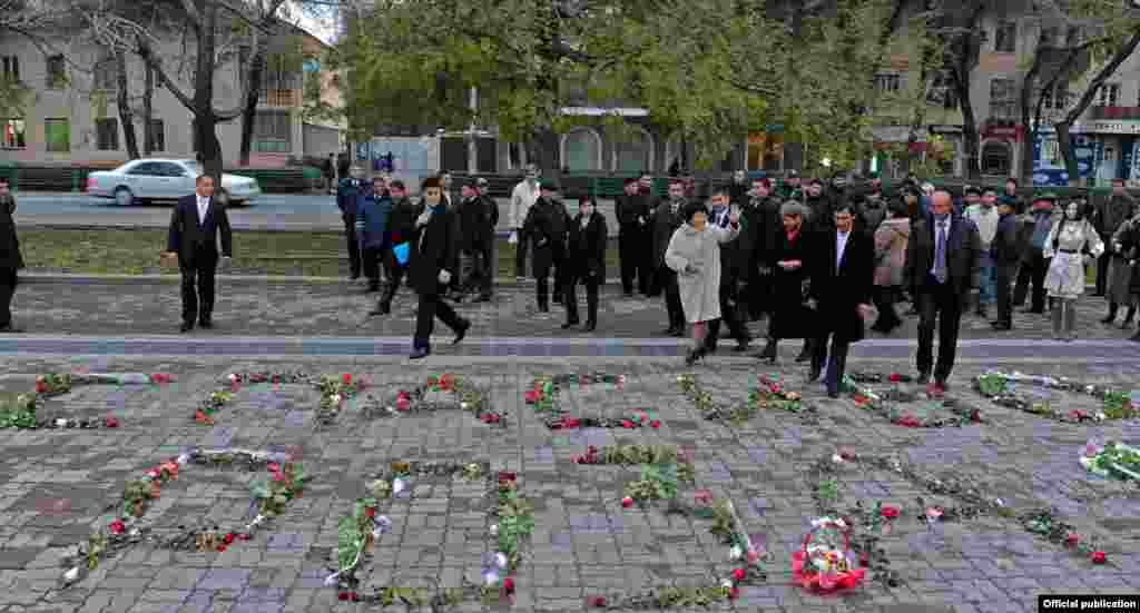 Ноябрь. Кыргызские блоггеры организовали акцию &quot;Розы для Розы&quot; в знак благодарности президенту переходного периода Розе Отунбаевой перед президентским дворцом за управление страной в сложный период. 