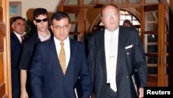 شمی تزور (سمت چپ) سفير تل آويو در عشق آباد