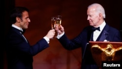Președintele francez Emmanuel Macron a fost gazda de onoare la primul dineu găzduit de Joe Biden ca președinte al SUA, pe 1 decembrie 2022. Cei doi sunt de acord cu privire la angajamentul față de Ucraina, dar diferă în privința discuțiilor cu Vladimir Putin.