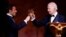 Președintele francez Emmanuel Macron a fost gazda de onoare la primul dineu găzduit de Joe Biden ca președinte al SUA, pe 1 decembrie 2022. Cei doi sunt de acord cu privire la angajamentul față de Ucraina, dar diferă în privința discuțiilor cu Vladimir Putin.