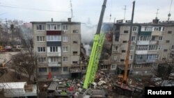 Orosz dróntámadásban megrongálódott épület 2024. március 13-án Szumiban