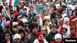 Protestatari în centrul Budapestei, la 17 martie, la o demonstrație antiguvernamentală
