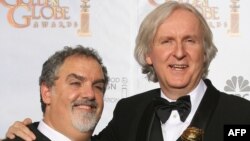 Джеймс Камерон (справа) и продюсер Йон Ландау после вручения кинопремии Golden Globe Awards за фильм «Аватар», январь 2010 г.