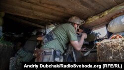 Український військовий на позиції у селищі Південне, що під Горлівкою, Донецька область, 17 червня 2018 року