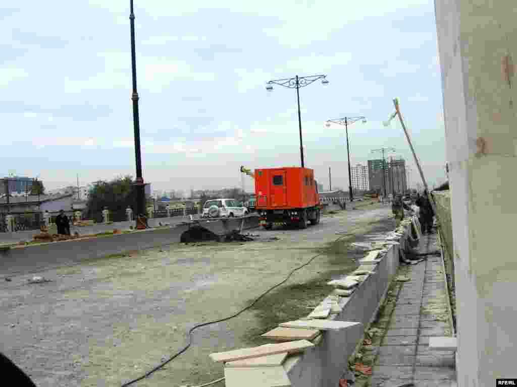 İlk istifadəyə veriləcək körpü asfalt salınması üçün hazırlanır