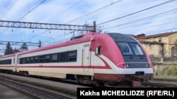 მატარებელი ხაშურთან ახლოს იყო გაჩერებული.