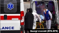 Илустрација: Заболени од ковид-19 се носат во болница