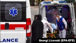 Брза помош пренесува пациент со ковид-19 во болница 